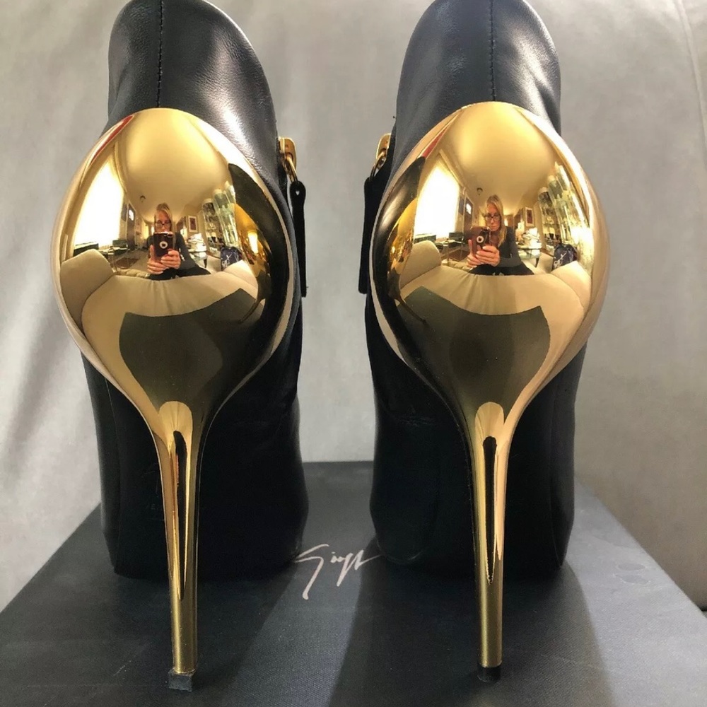 Gorgeous high heel ankle booties.  Gold heel  and back behind the ankle.  Sz 39